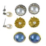 Lot of 4 pairs of earrings 18 kt yellow and white gold, white and grey button pearls, and white