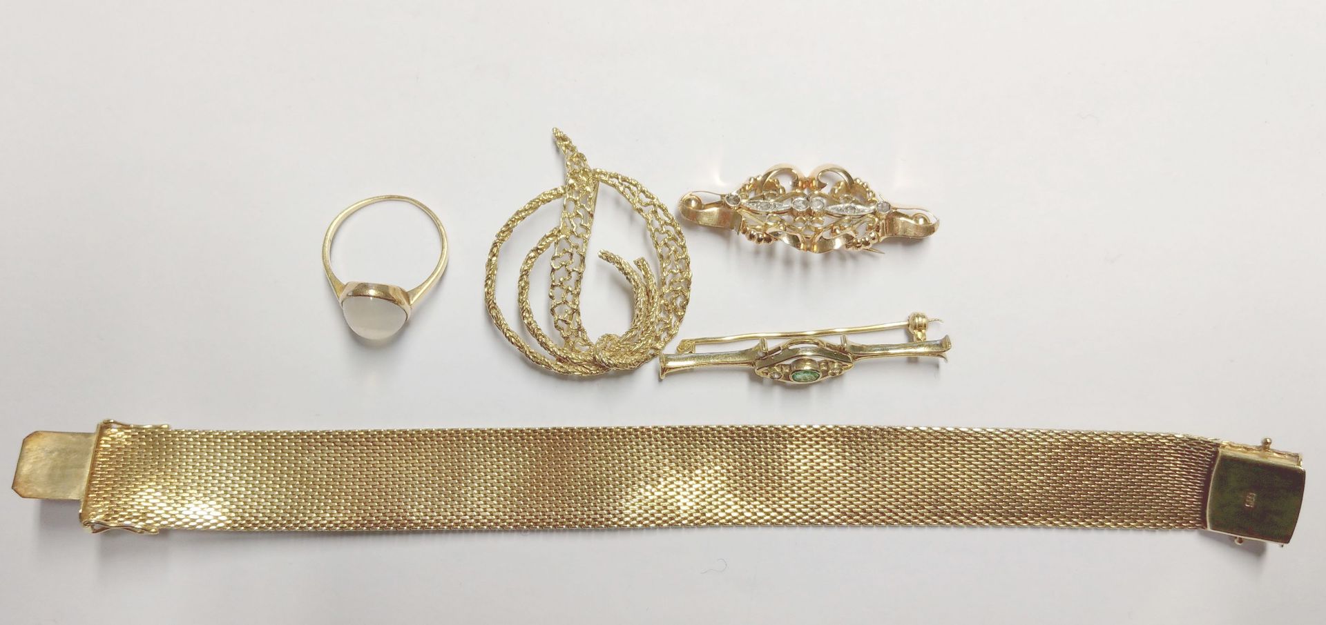 Lot of 14 kt gold jewellery Rigid bracelet, brooch, etc. all 14 kt gold. Poids (gr) : 57,2 - Image 2 of 2