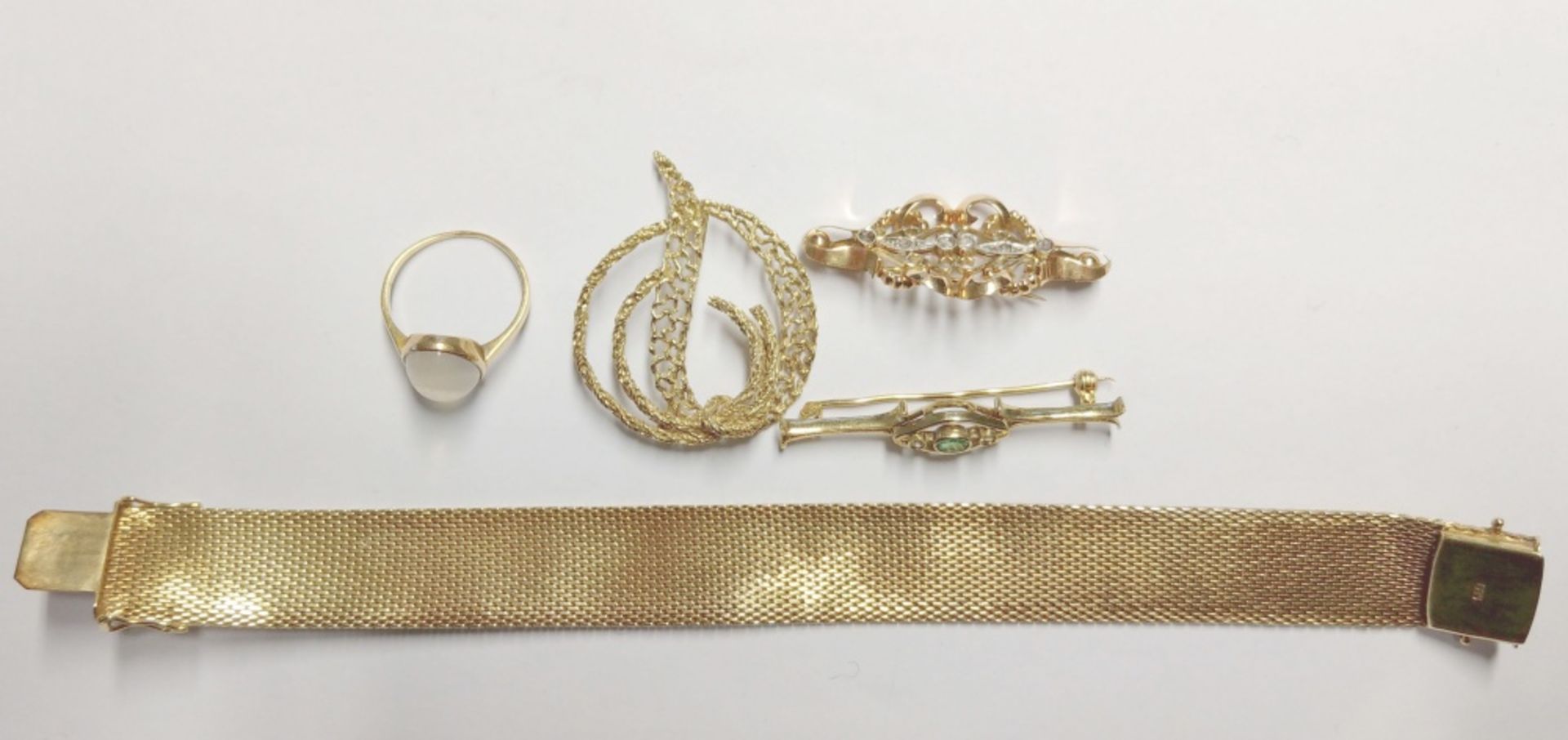 Lot of 14 kt gold jewellery Rigid bracelet, brooch, etc. all 14 kt gold. Poids (gr) : 57,2