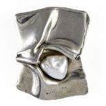 de Saedeleer Modernist brooch-pendant Plain, creased silver set with a baroque pearl. 1960-70s work.