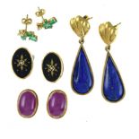 Lot of 4 pairs of earrings 18 kt yellow gold, lapis lazuli, onyx, rubies, emeralds, and onyx. Poids