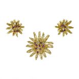 Boucheron Paris 1950's demi-parure 18 kt yellow gold, composed of a brooch (diam: 4 cm) and a pair