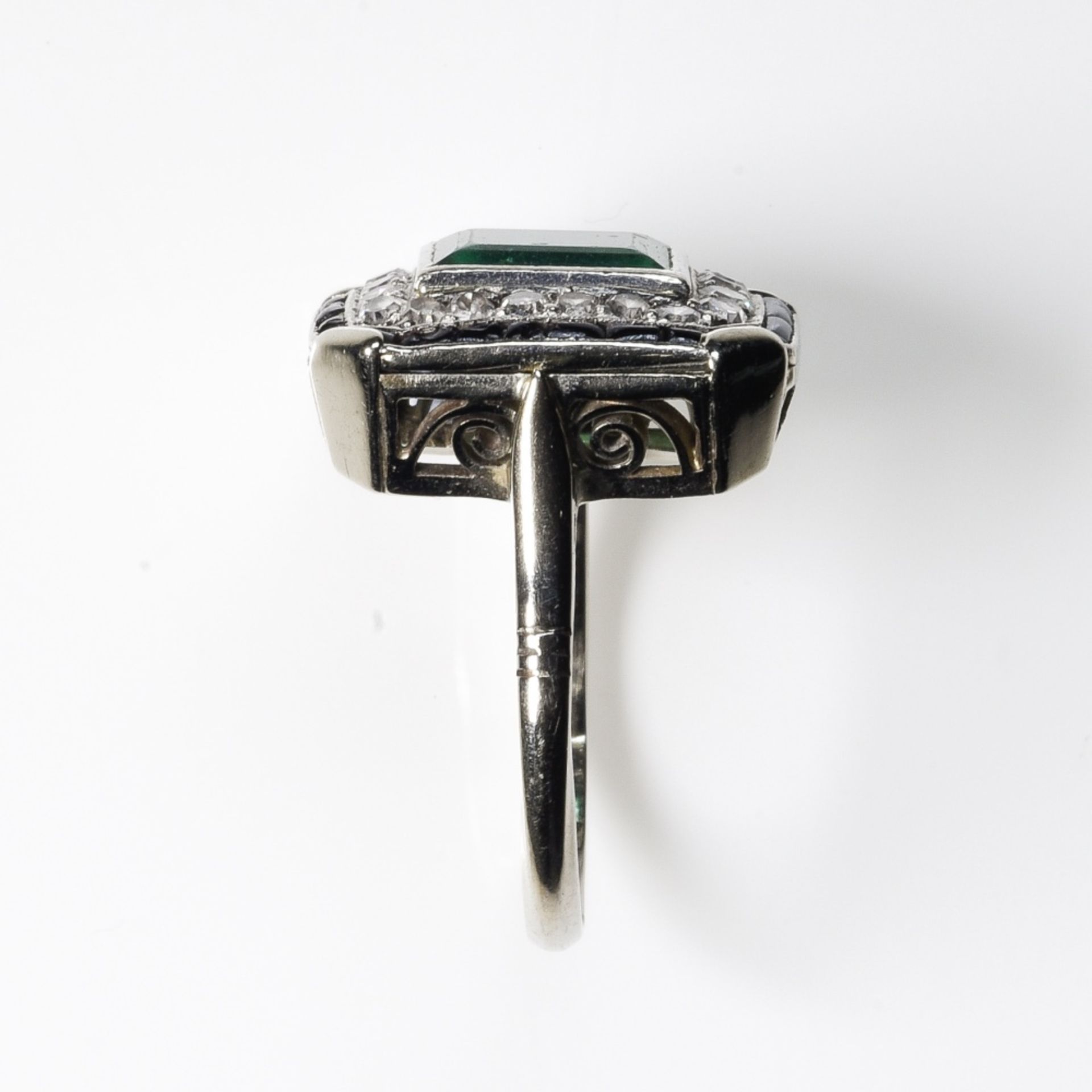 Art Deco ring Platinum ring, set with a rectangular emerald in the centre (+/- 2.8 ct) surrounded - Image 3 of 3