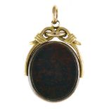 Victorian pendant 14 kt yellow gold, oval-shaped and set with a swivelling bloodstone. Hallmark: