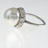 Art Deco pearl ring Platinum, set with a large white pearl (+/- 10 mm) whose base is surrounded by