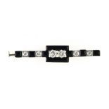 Art Deco brooch Platinum, geometric shape, set with 2 old-cut diamonds (+/- 0.5 ct each) and 4 old-