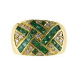 Emerald ring band 18 kt yellow gold band, adorned with 2 crosses set with calibrated emeralds and