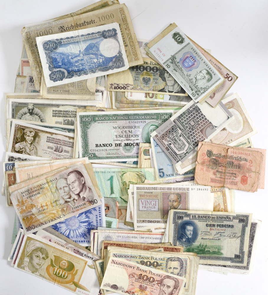 World mixed lot of banknotes, mainly 20th Century issues, including Algeria, Banque centrale d'