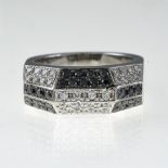 Ring band 9 kt white gold set with black and white diamonds. Hallmark: YC, 375, jeweller: crown
