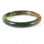 Jade bangle Green-brown jade bangle. Diamtre (cm) : 6