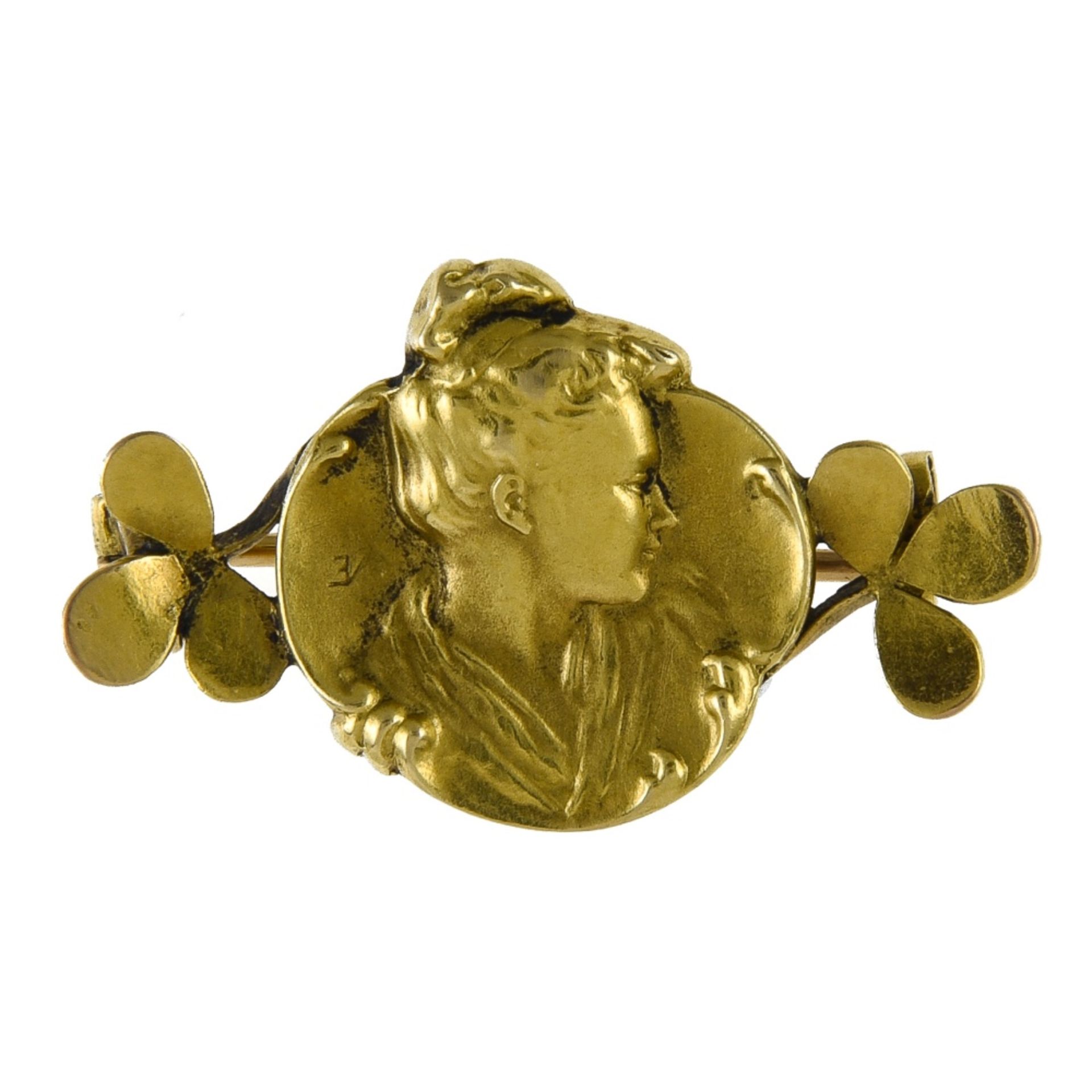 Emile Vernier Art Nouveau brooch 18 kt yellow gold, depicting a medallion with a profile of a