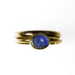 Sapphire ring 18 kt yellow gold set with a sapphire cabochon. Hallmark: 0750.TD: 48. Poids (gr) :