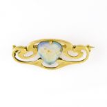 Murrle Bennett & Co Art Nouveau brooch 14 kt yellow gold depicting swirls set with a heart-shaped