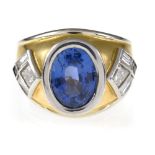 Wolfers Sapphire signet ring 18 kt yellow and white gold, set with an oval Ceylon sapphire