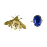 Lot of two jewels 18 kt yellow gold, fly brooch and ring set with a lapis lazuli cabochon. Poids (