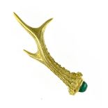 Wolfers Hunting brooch 18 kt yellow gold, depicting a stag's antler, set with an emerald cabochon at