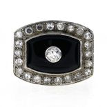 Tank ring 18 kt white gold, brilliant (0.10 ct), 8/8 diamonds, and onyx (cracked). Poids (gr) : 10,