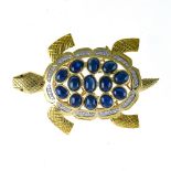 Turtle brooch 18 kt yellow gold, sapphire cabochons, small brilliants. Poids (gr) : 27,4