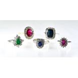 Lot of five daisy rings 18 kt yellow and white gold, rubies, sapphire, emerald, and diamonds. Poids