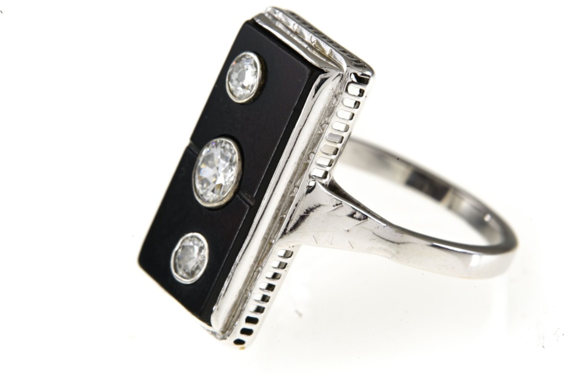 "Domino" ring 14 kt white gold, the rectangular plaque is made of onyx, depicting a domino set with - Image 2 of 2