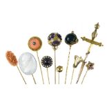 Set of 11 tie pins Yellow gold, metal, amethysts, agates, garnets, pearls, coral, jasper. Poids (