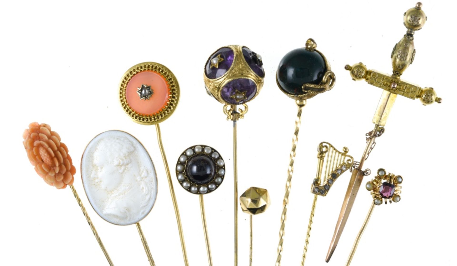 Set of 11 tie pins Yellow gold, metal, amethysts, agates, garnets, pearls, coral, jasper. Poids (