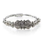 Art Deco bracelet 14 kt white gold, set with brilliants. 1930s work. Hallmark: none. Longueur (