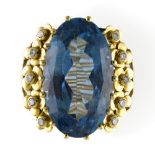 Large ring 18 kt yellow gold, set with a large, blue, oval spinel (30 x 17.6 x 12.2 mm), surrounded