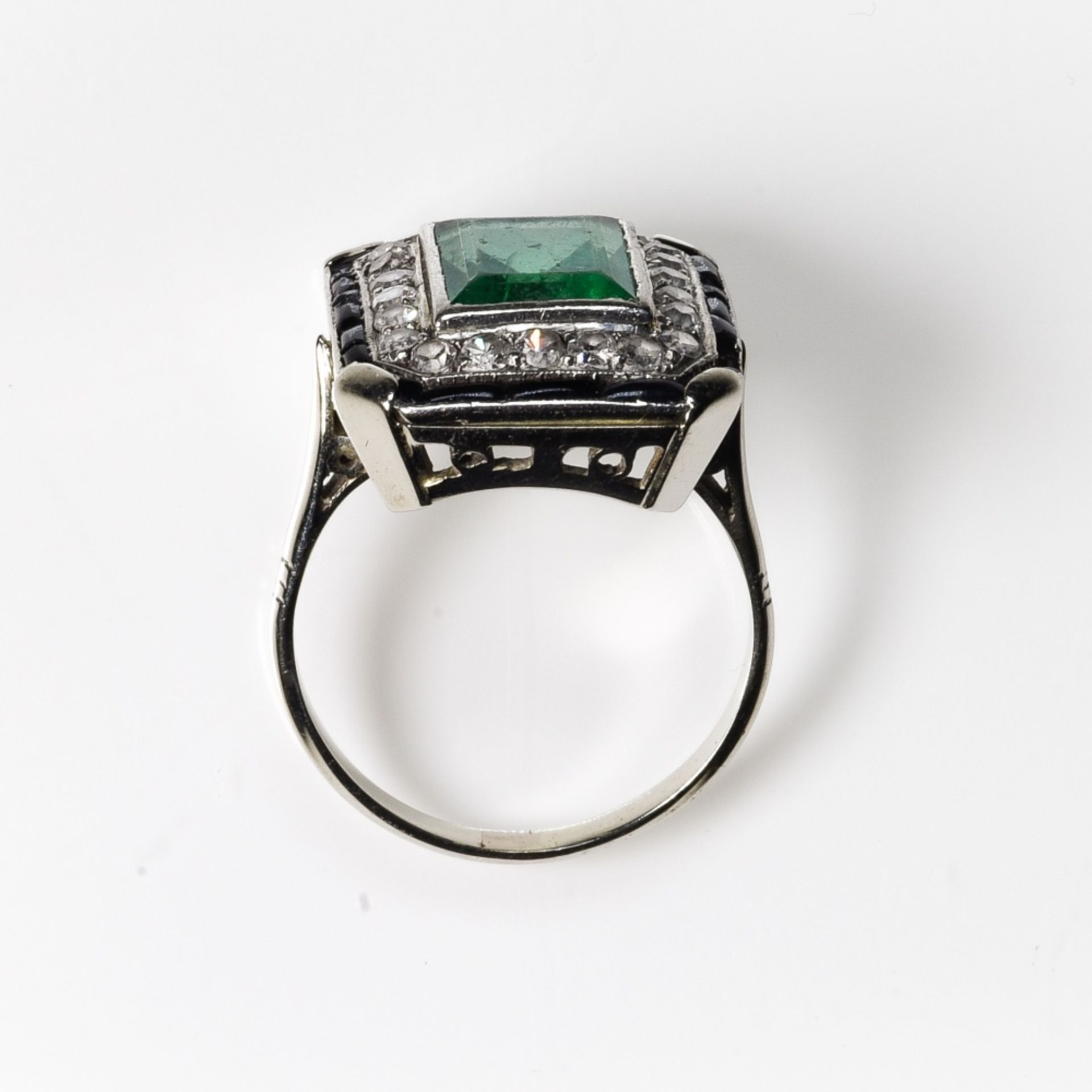 Art Deco ring Platinum ring, set with a rectangular emerald in the centre (+/- 2.8 ct) surrounded - Image 2 of 3