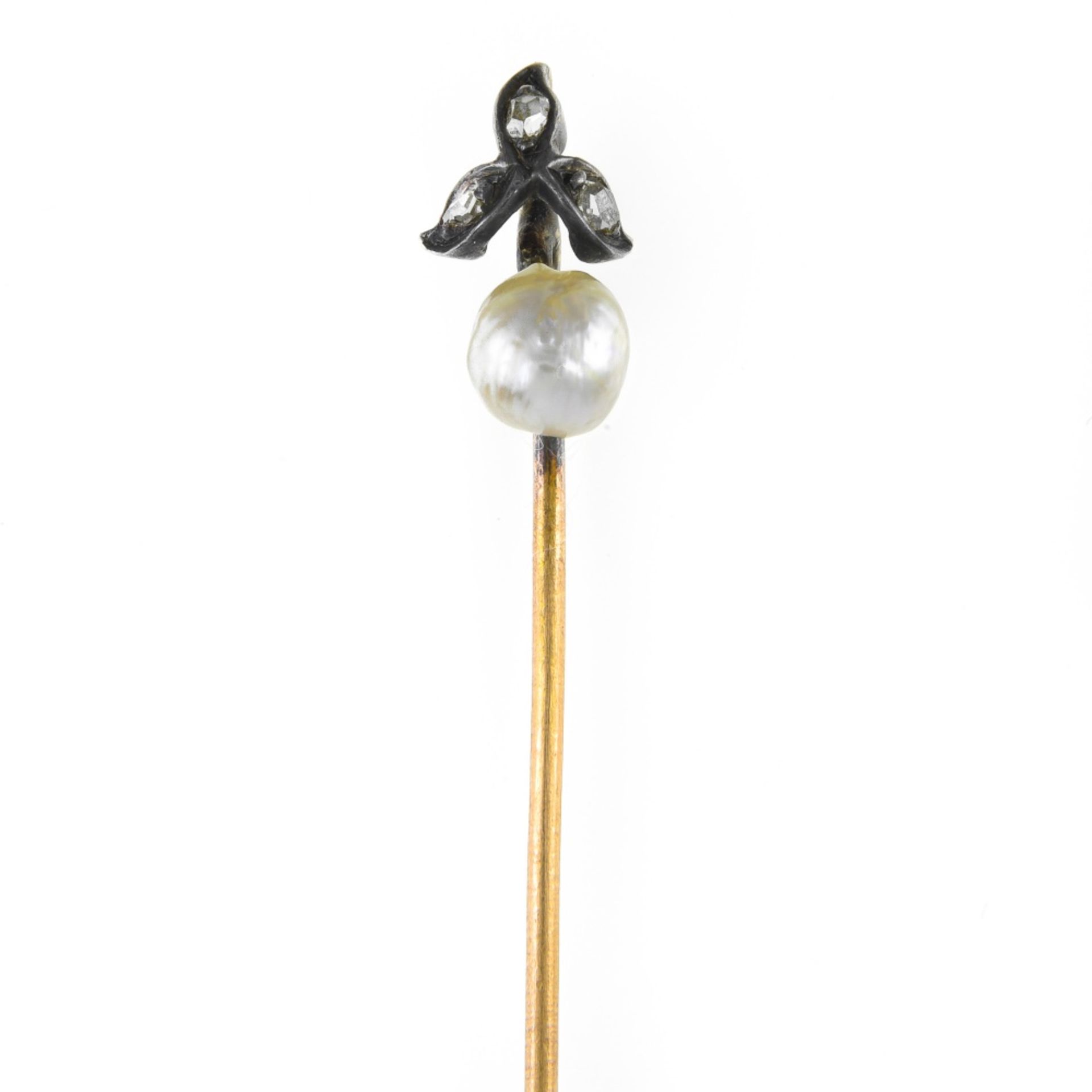 Tie pin Yellow gold and silver, set with a pearl (probably natural, +/- 5.2 mm) and 3 rose-cut