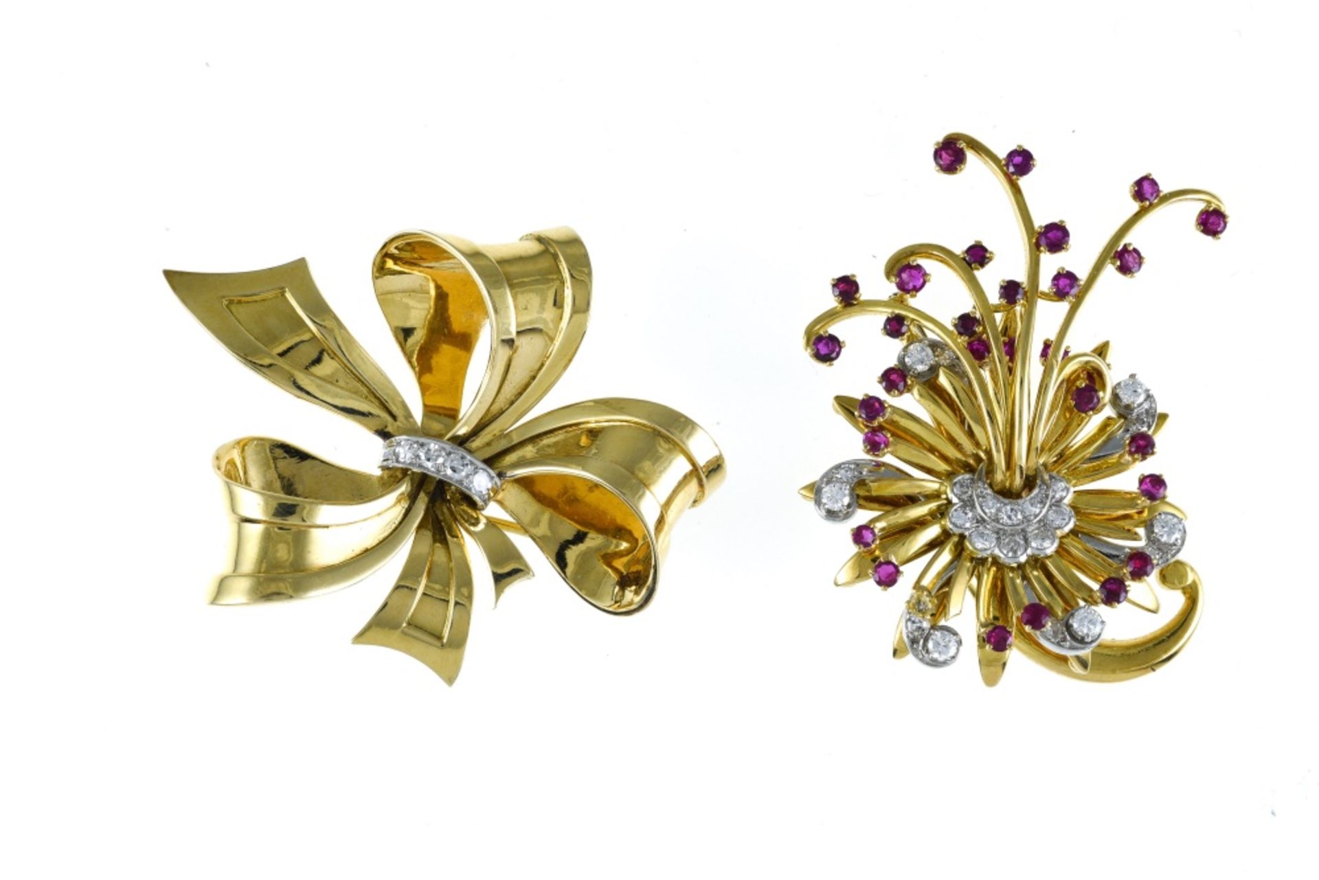 Lot of two 1950's wreath brooches 18 kt yellow and white gold, diamonds and rubies. Poids (gr) : 42