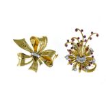 Lot of two 1950's wreath brooches 18 kt yellow and white gold, diamonds and rubies. Poids (gr) : 42