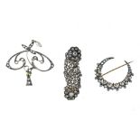 Lot of three 1900 brooches 18 kt yellow gold, silver, rose-cut diamonds, pearls. Poids (gr) : 27,5