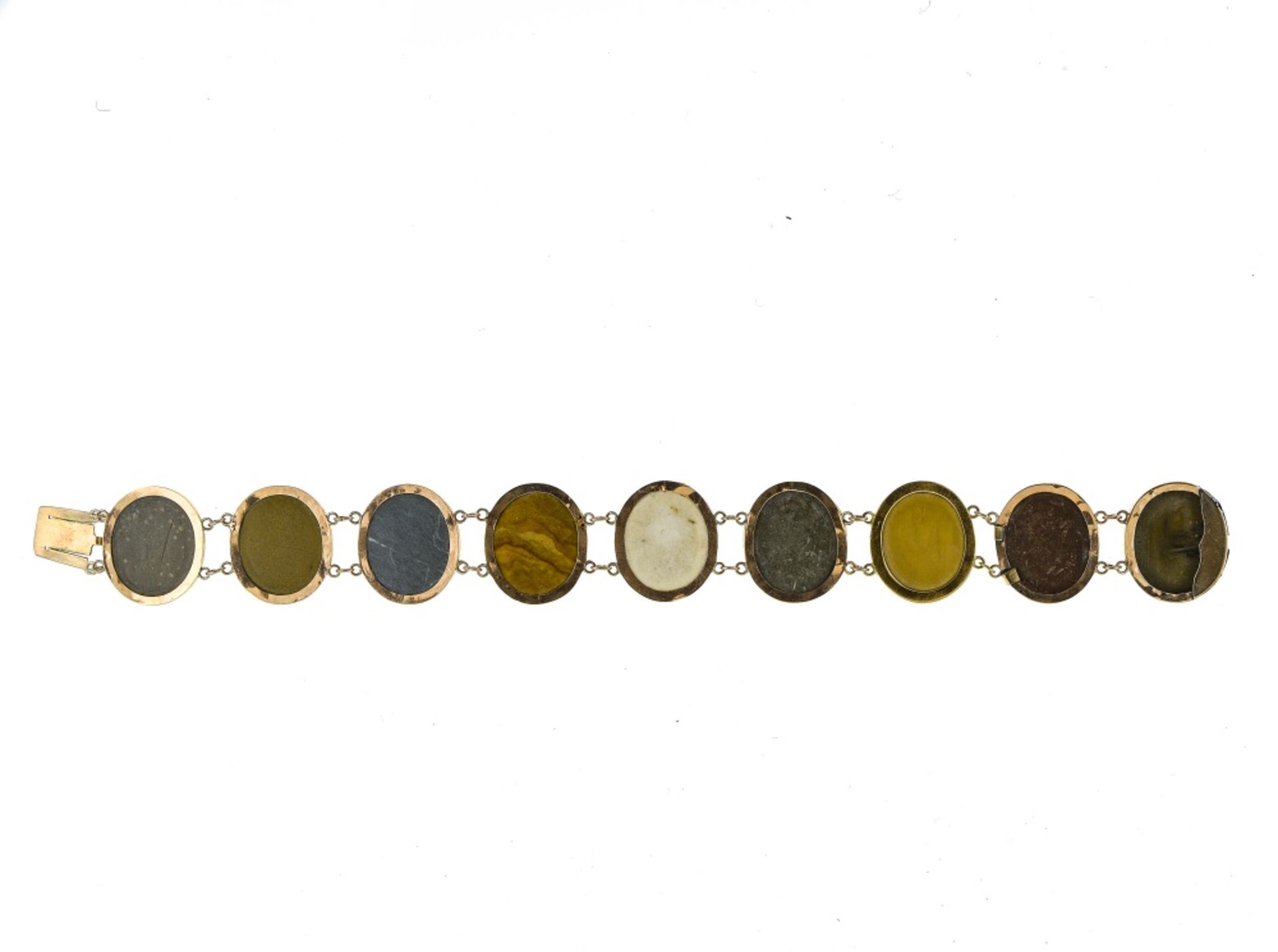 Lava stone bracelet 18 kt yellow gold, composed of 9 medallions set with lava stone cameos of - Image 3 of 3