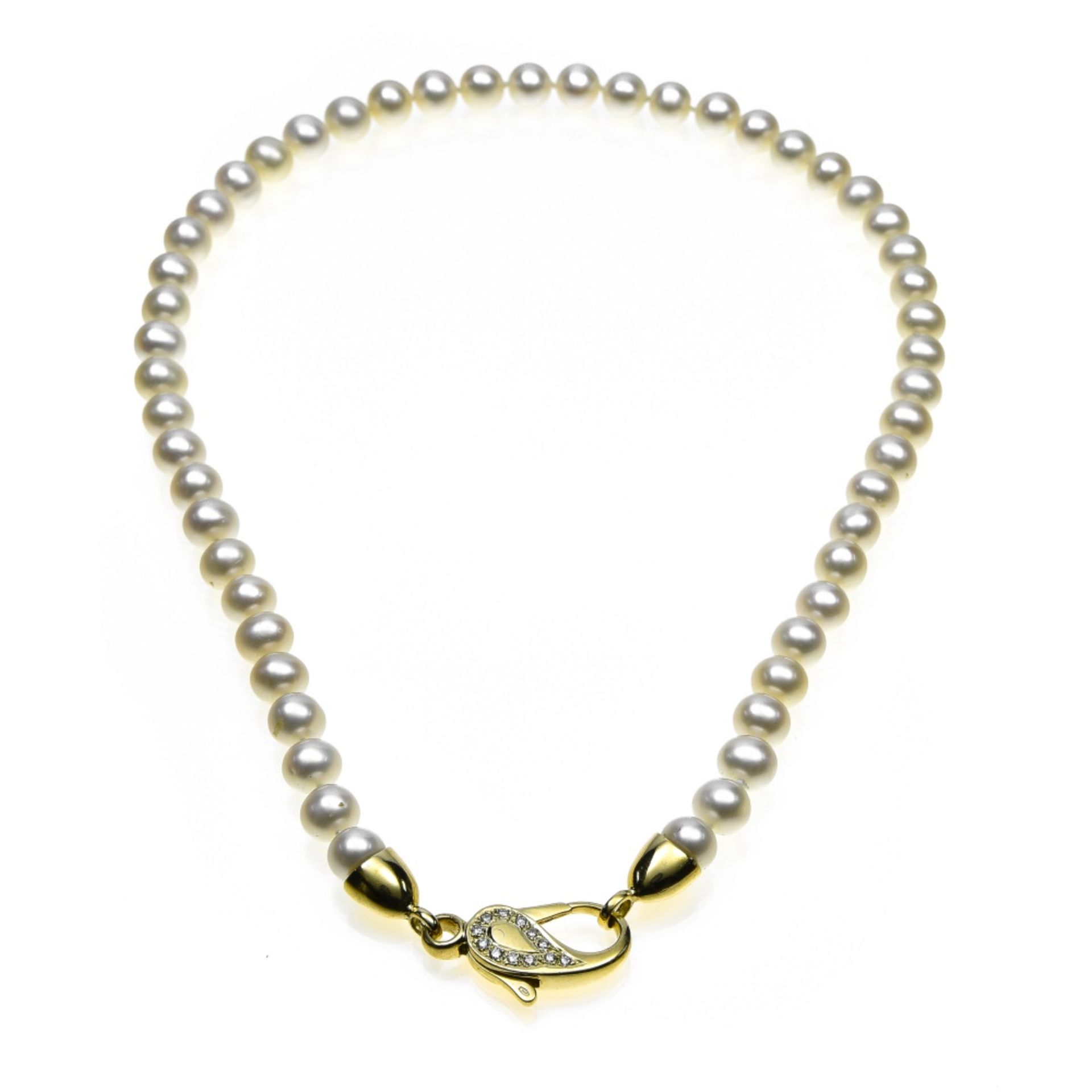 Cultured pearl necklace Composed of 52 white pearls (+/- 8.2 mm), adorned with a yellow gold clasp