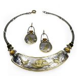 Bird parure Composed of a necklace and a pair of silver and 18 kt yellow gold drop earrings, carved