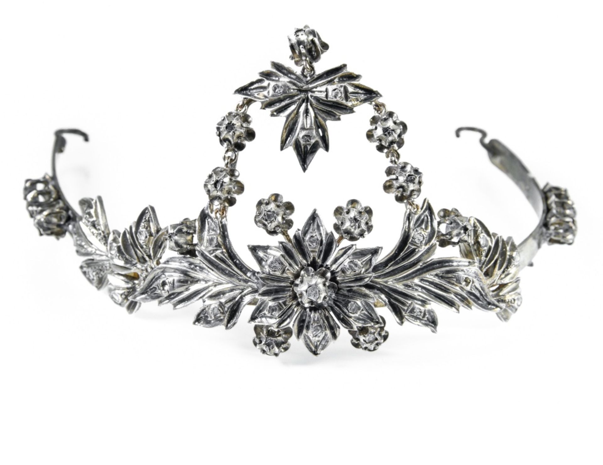 "Flemish" parure Silver gilt, set with rose-cut diamonds and composed of a tiara, 2 pairs of drop - Image 3 of 3