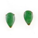 Pair of jade stud earrings 14 kt yellow gold, each set with a pear-cut jade (+/- 9.6 x 5.9 mm).