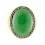 Jade signet ring 18 kt yellow gold, set with a green jade cabochon (+/- 19.6 x 13.8 mm) surrounded