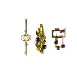 Modernist lot of one pendant and two brooches 18 kt and 14 kt gold, opals, brilliants, onyx and