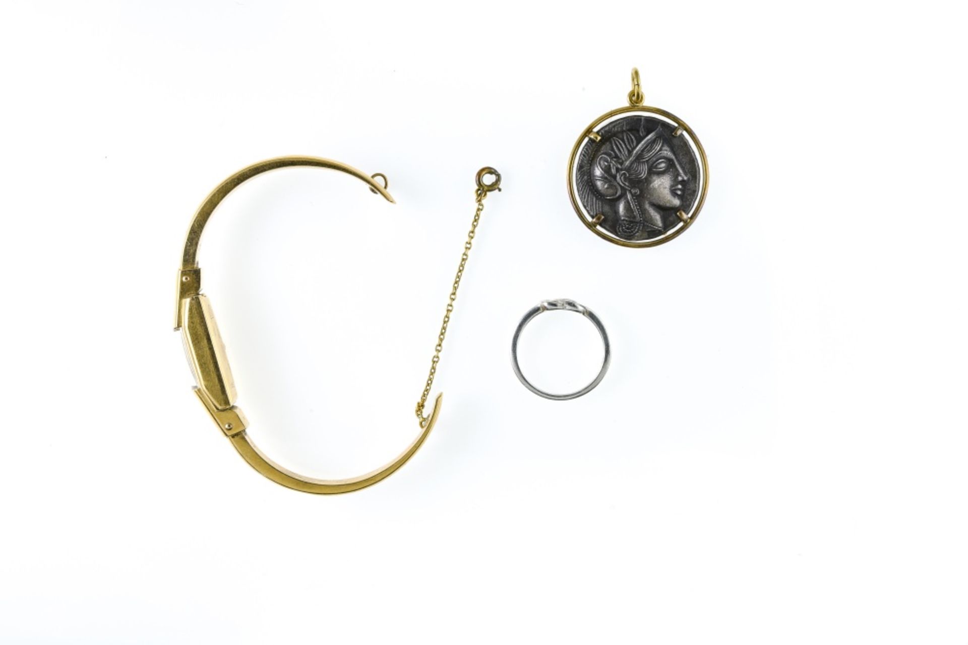 Lot of 3 pieces of jewellery Composed of an 18 kt yellow gold lady's Pontiac-brand watch (gross