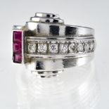 Tank ring 18 kt white gold, rubies, and brilliants. Poids (gr) : 9