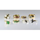 Lot of 8 rings 18 kt yellow gold, emerald, tourmaline, rubies, diamonds, sapphire and jade. Poids (