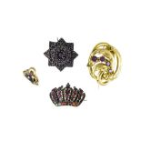 Lot of three broches and one garnet pendant 18 kt gold and metal. Poids (gr) : 8,8