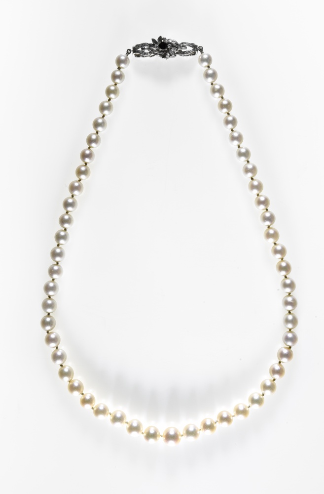 Pearl necklace Composed of 53 white Akoya pearls in decreasing order of size from +/- 7.3 - 9.8 mm.