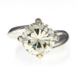 Solitaire ring (+/- 4.05 ct) 18 kt white gold, set with a yellow +/- 4.05 ct diamond. No