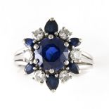 Daisy sapphire ring 18 kt white gold, set with a round, blue sapphire in the centre weighing +/- 2.