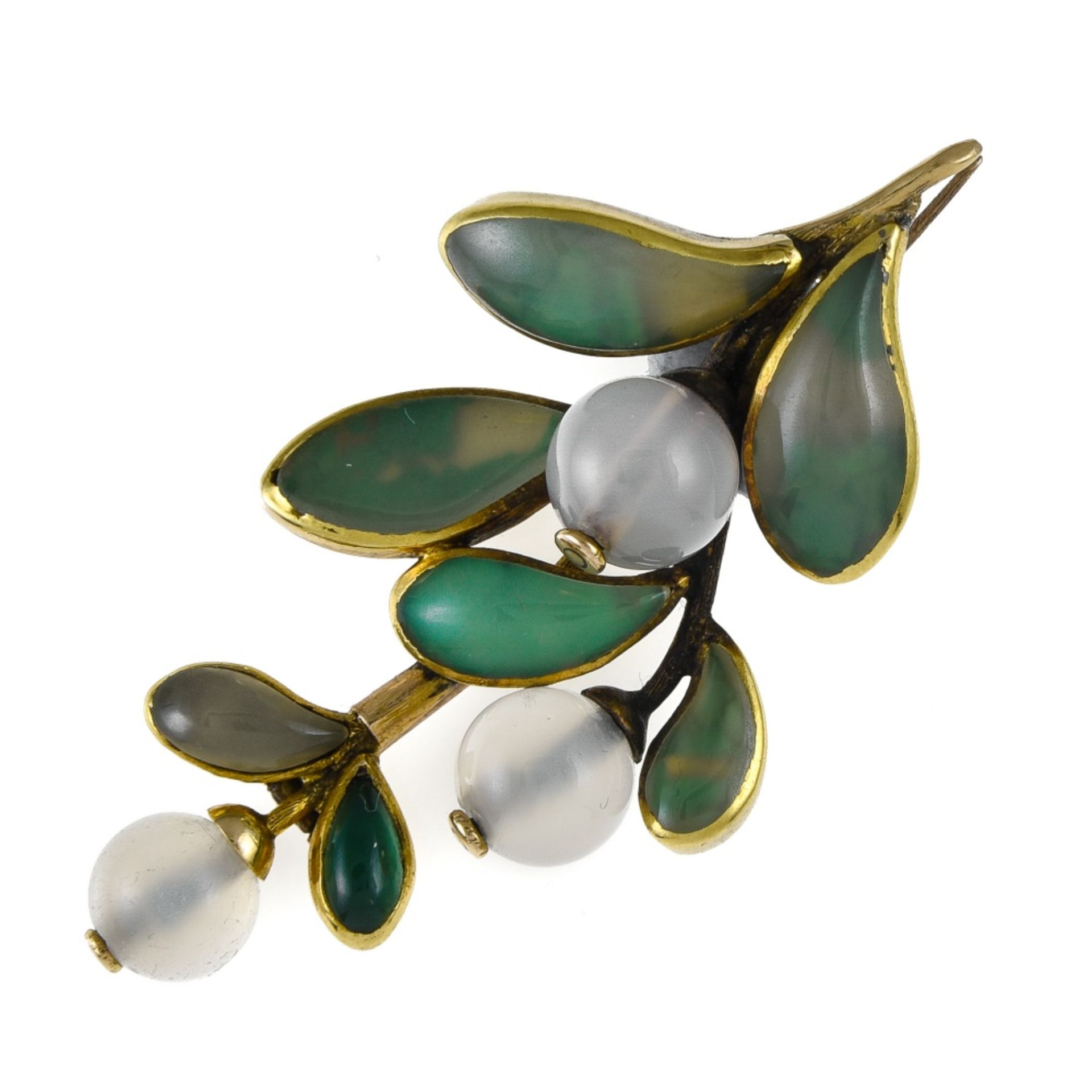 Victorian brooch 14 kt yellow gold depicting a branch of mistletoe set with 3 white agate balls and