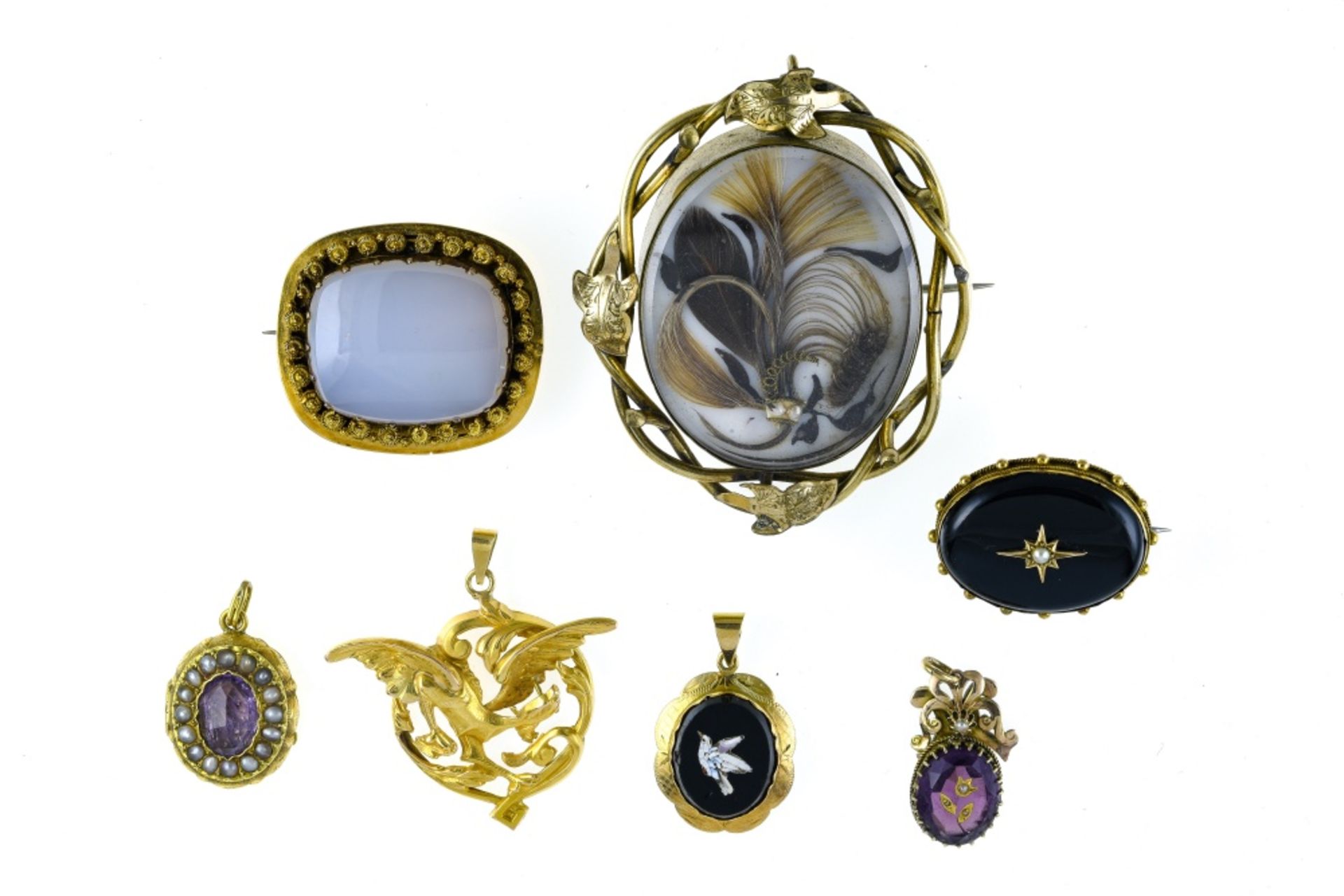 Lot of four pendants and 3 brooches, late 19th century 18 kt gold, pomponne brass.