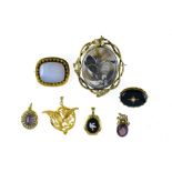 Lot of four pendants and 3 brooches, late 19th century 18 kt gold, pomponne brass.